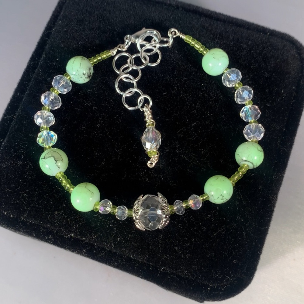 PISTACHIO PASSION — Handcrafted Green & Crystal Glass Beaded Bracelet with Charm
